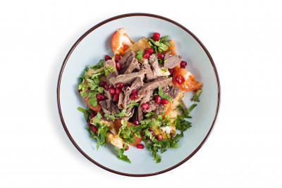 Баранина на подушці з печених овочів