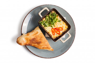 Яловичина з цибулевим конфетюром/Beef with onion jam in demi-glace sauce under suluguli cheese