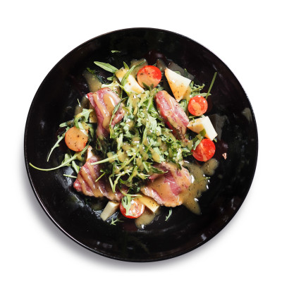 Салат з ростбіфом/Salad with roast beef, arugula and smoked suluguni